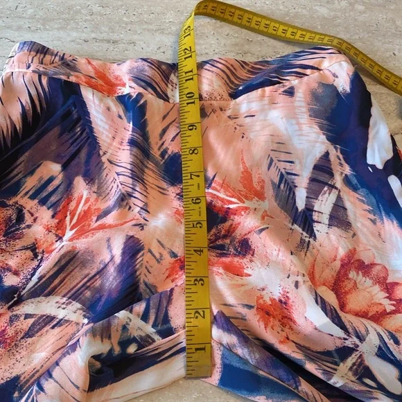 NWOT Guess, wide leg pants, like new condition, measurements and photos below. - Picture 5 of 10